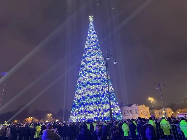 В Бишкеке зажгли новогоднюю елку