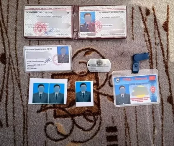 В Бишкеке задержаны лжемилиционеры, которые шантажировали бизнесмена и вымогали деньги