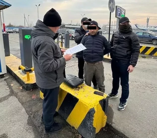 ГКНБ Кыргызстана задержал за вымогательство сотрудника МВД и его подельника