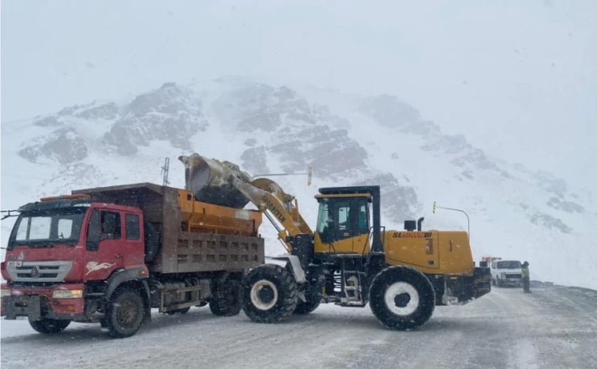 Минтранс: На перевале Ала-Бел метель. Проезд большегрузов ограничен