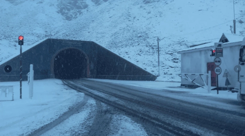 На Тоо-Ашуу из-за метели снова ввели ограничения для большегрузов