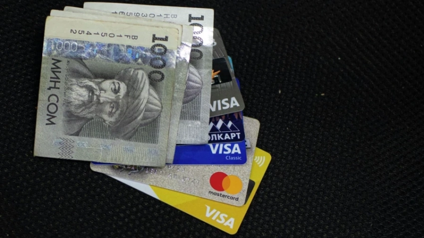 Кыргызстанцы потеряли почти 11 млн сомов с банковских карт