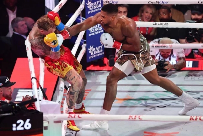 Энтони Джошуа нокаутировал Джейка Пола в шестом раунде
