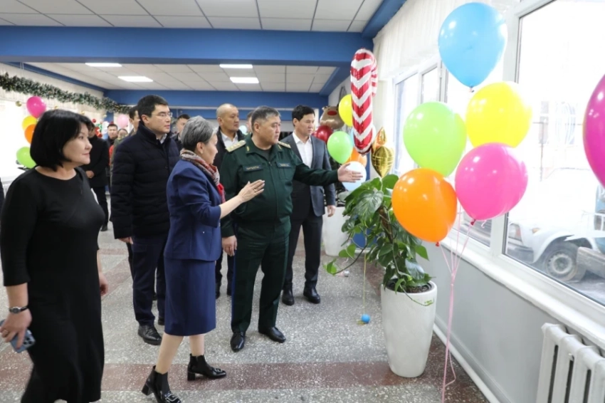 Камчыбек Ташиев посетил специализированную школу-интернат, подарил подарки и 1 миллион сомов