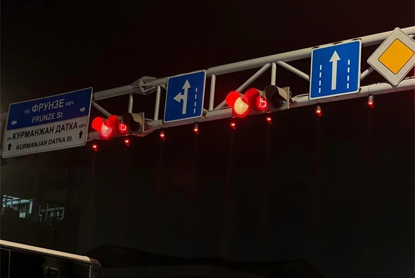 В Бишкеке установили новый светофор с лазерной подсветкой
