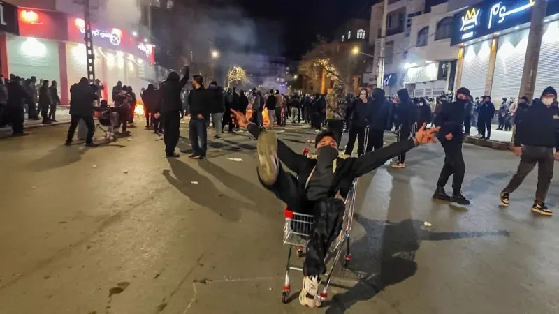 В Иране массовые протесты, интернет не работает, аятолла Хаменеи заявил, что уступок не будет