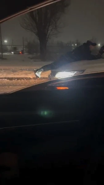 В Бишкеке неизвестный протащил мужчину на капоте машины