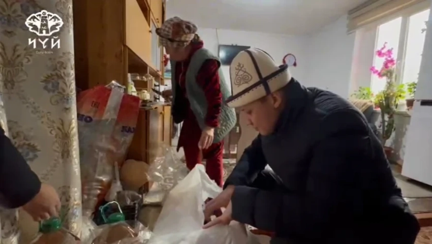 Малообеспеченным семьям в Чуйской области вручили продукты и подарки