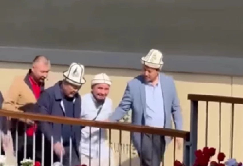 Умра и футбольный матч сына. Камчыбек Ташиев находится в Мекке