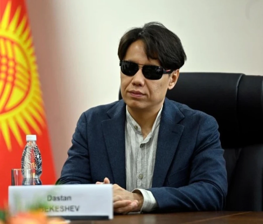 Бекешев: граждане тратят до 100 сомов, чтобы дозвониться до госорганов