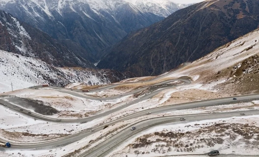 На горных дорогах Кыргызстана ожидаются лавины и гололед