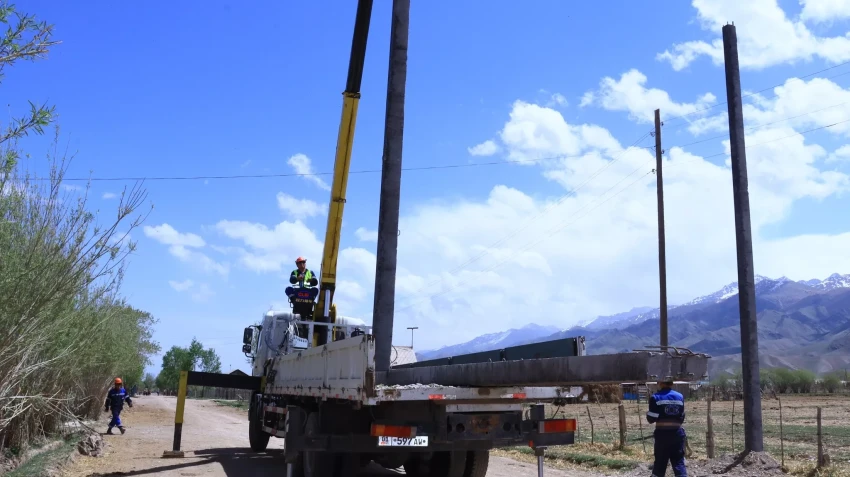 Минэнерго: В 2025 году в Нарынской области установлено 3233 железобетонные опоры