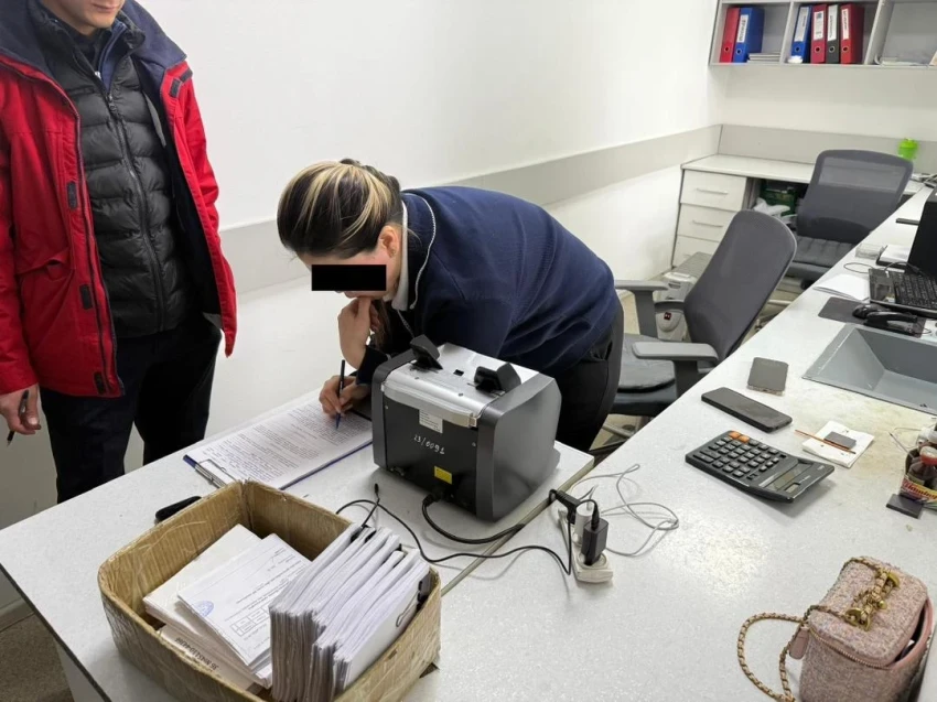 ГКНБ накрыл ломбарды в Оше: десятки точек опечатали, выявлено завышение ставок