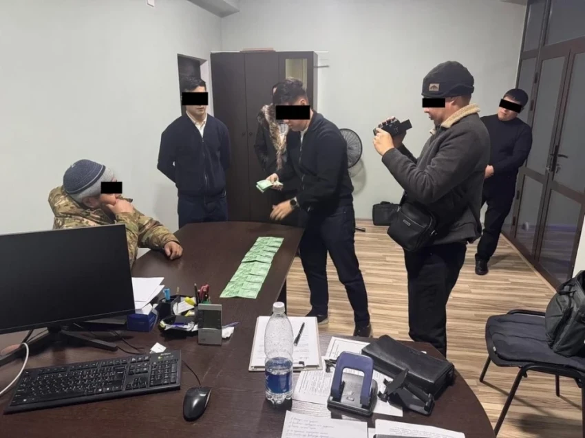 Чиновник пытался откупиться от ГКНБ за незаконную раздачу 56 участков