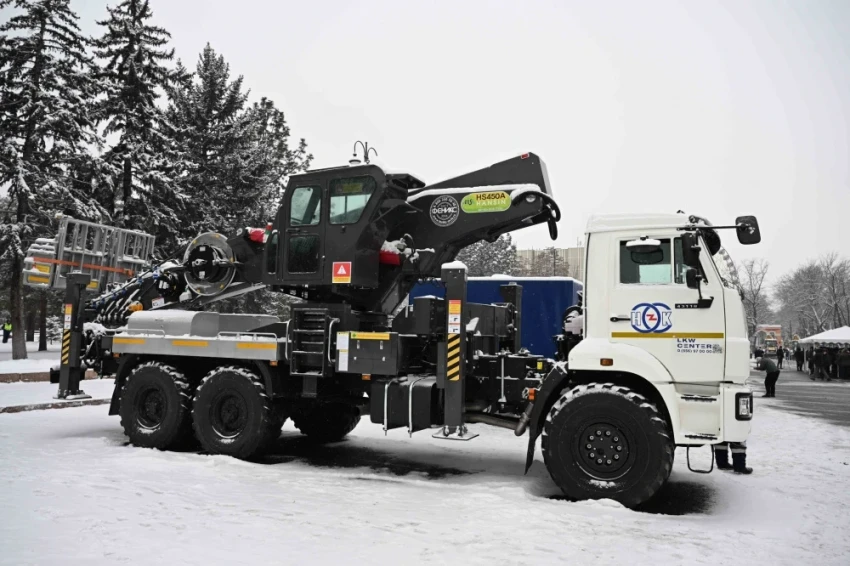 Минэнерго передали партию спецтехники почти на 146 млн сомов