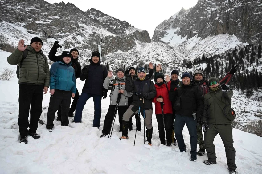 Члены кабмина во главе с Адылбеком Касымалиевым совершили поход в «Ала-Арчу»