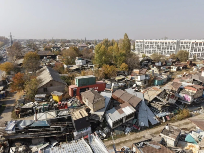 Владельцев демонтированных мэрией заборов, ларьков и контейнеров просят забрать имущество