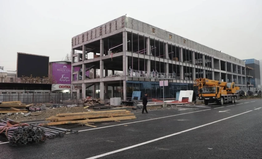 Где были госорганы?! Депутат возмущен незаконной стройкой в центре Бишкека