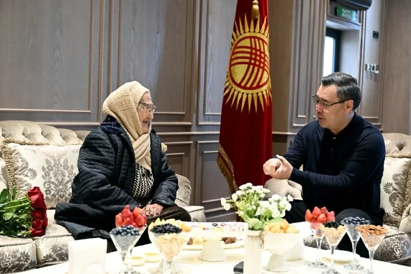 Садыр Жапаров встретился со своей первой учительницей Кенешкан Шаменовой