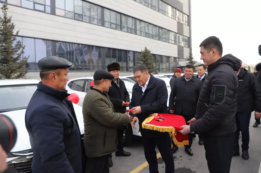 Камчыбек Ташиев передал больницам Нарынской области ключи от 20 автомобилей