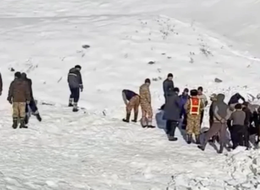 В Кара-Кульджинском районе идут поиски человека, оставшегося под снежной лавиной