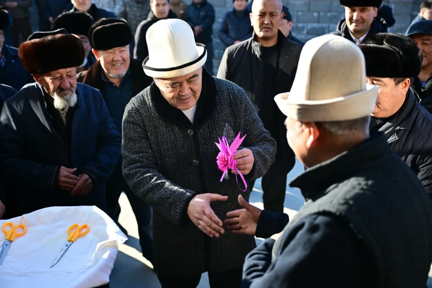 Камчыбек Ташиев помог достроить дом сельскому молдо в Сузаке