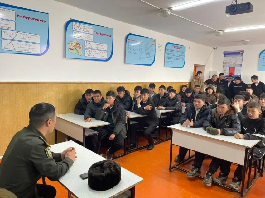 Профориентация от Минобороны. Школьники и студенты могут поступить в военные вузы КР и за рубежом