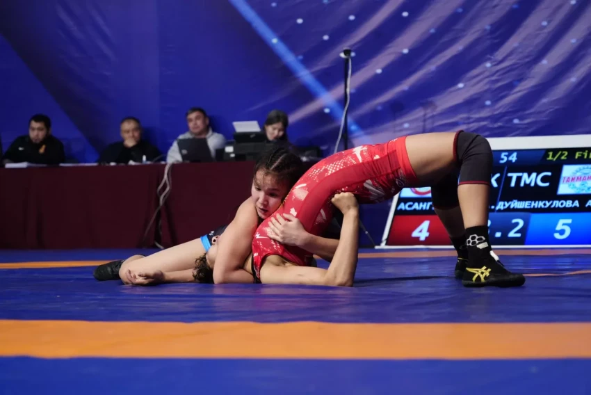 В Кыргызстане стартовало первенство страны по спортивной борьбе среди спортсменов до 17 лет