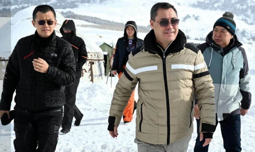 Садыр Жапаров и криптоинвестор Чанпэн Чжао прокатились на горнолыжке в Караколе