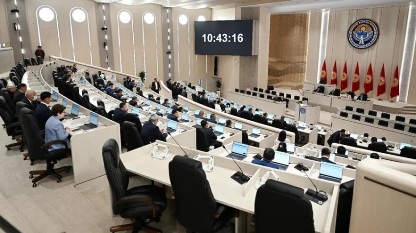 Депутатские группы выбирают кандидатов на пост спикера Жогорку Кенеша