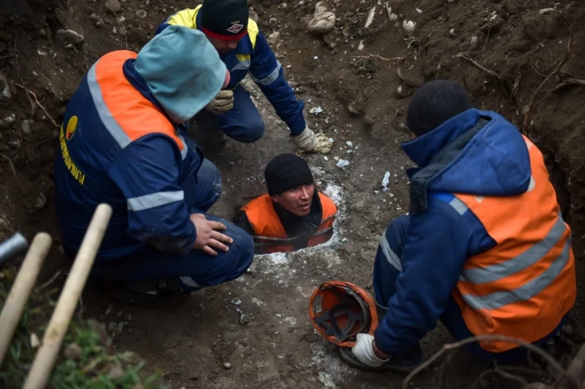 Прорыв теплотрассы в Бишкеке. Когда восстановят подачу горячей воды и отопления