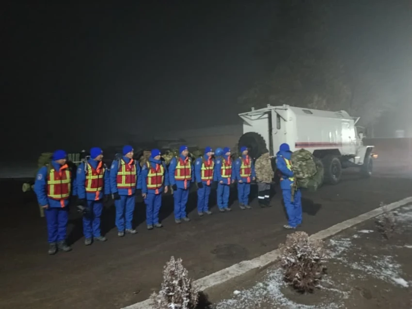 На поиски попавшего под лавину в Суусамыре вышли 24 спасателя МЧС